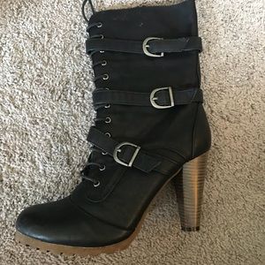 Women’s black boot with straps
